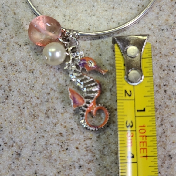Bracelet Seahorse. Silver/Coral/Pearl look. - Picture 4 of 6